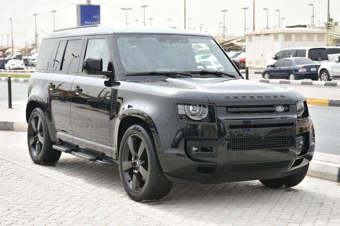 Подержанный Land Rover Defender 110 II, 3.0 л, 2024 в Шардже от Alfaris Used Cars Черный цвет.  | AUTO.AE