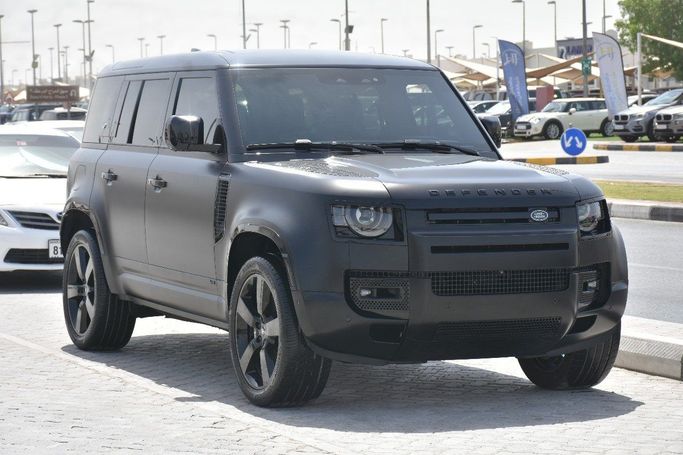 Подержанный Land Rover Defender 110 II, 5.0 л, 2024 в Шардже от Alfaris Used Cars Черный цвет.  | AUTO.AE