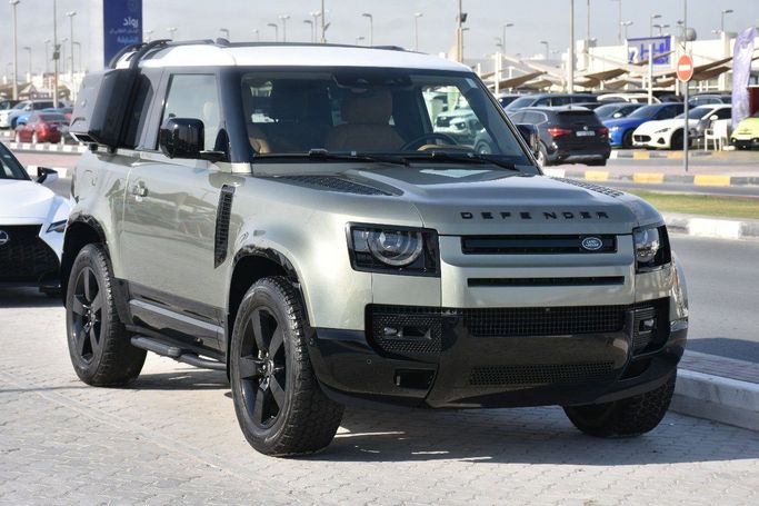 Подержанный Land Rover Defender 90 II, 3.0 л, 2021 в Шардже от Alfaris Used Cars Зеленый цвет.  | AUTO.AE