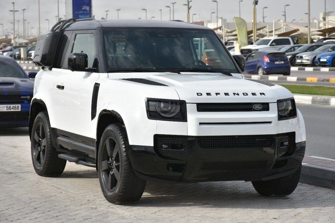 Подержанный Land Rover Defender 90 II, 3.0 л, 2023 в Шардже от Alfaris Used Cars Белый цвет.  | AUTO.AE