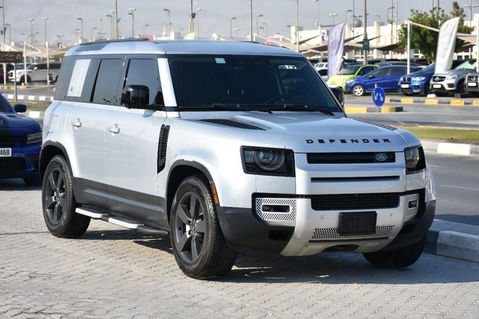 Подержанный Land Rover Defender 110 II, 3.0 л, 2022 в Шардже от Alfaris Used Cars Серебристый цвет.  | AUTO.AE