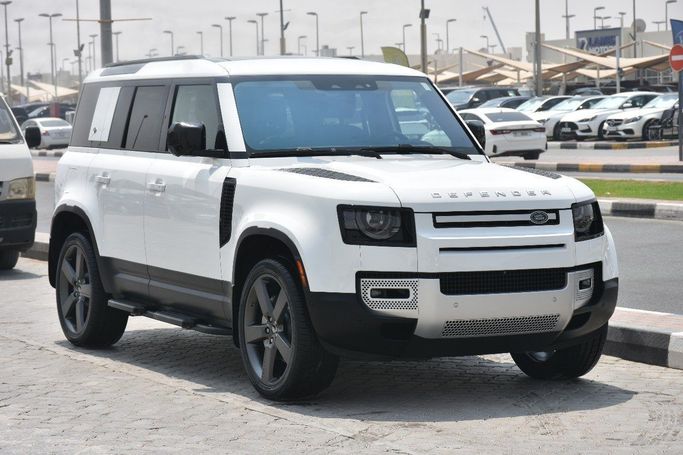Подержанный Land Rover Defender 110 II, 3.0 л, 2020 в Шардже от Alfaris Used Cars Белый цвет.  | AUTO.AE