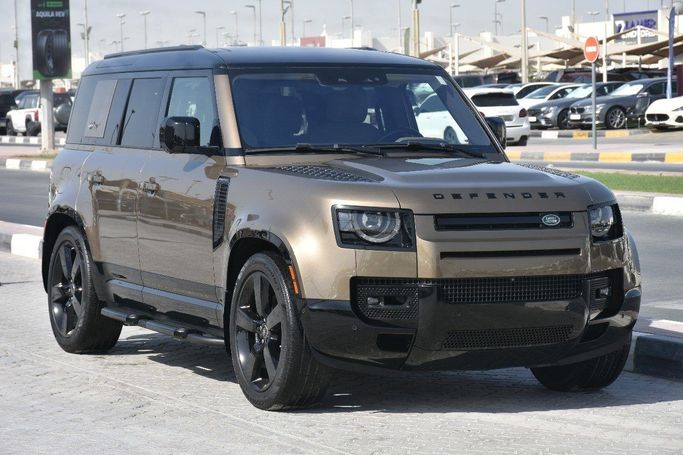 Подержанный Land Rover Defender 110 II, 3.0 л, 2020 в Шардже от Alfaris Used Cars Коричневый цвет.  | AUTO.AE