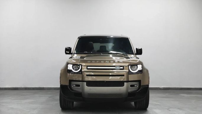 Подержанный Land Rover Defender 130 II, 3.0 л, 2021 в Шардже от Al Qassem Cars Trading Золотистый цвет. Американская | AUTO.AE