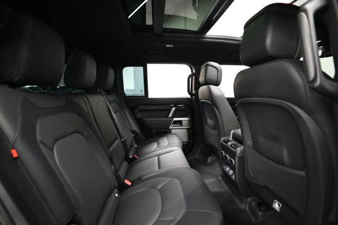 Подержанный Land Rover Defender 130 II, 3.0 л, 2024 в Шардже от Al Qassem Cars Trading Черный цвет. Корейская | AUTO.AE