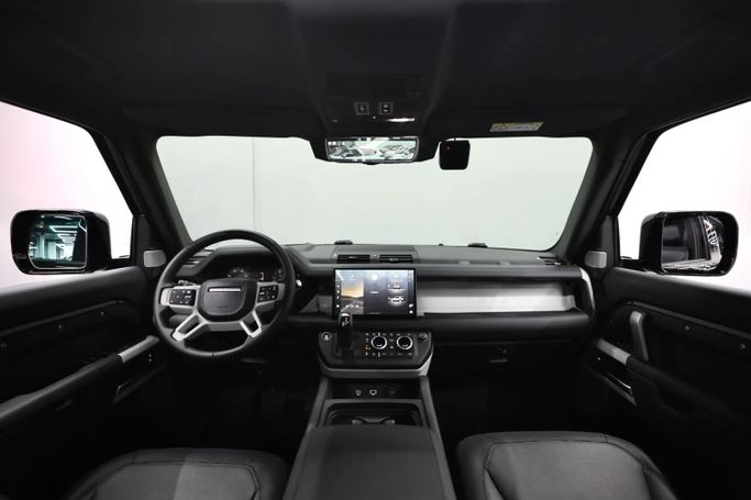 Подержанный Land Rover Defender 130 II, 3.0 л, 2024 в Шардже от Al Qassem Cars Trading Черный цвет. Корейская | AUTO.AE