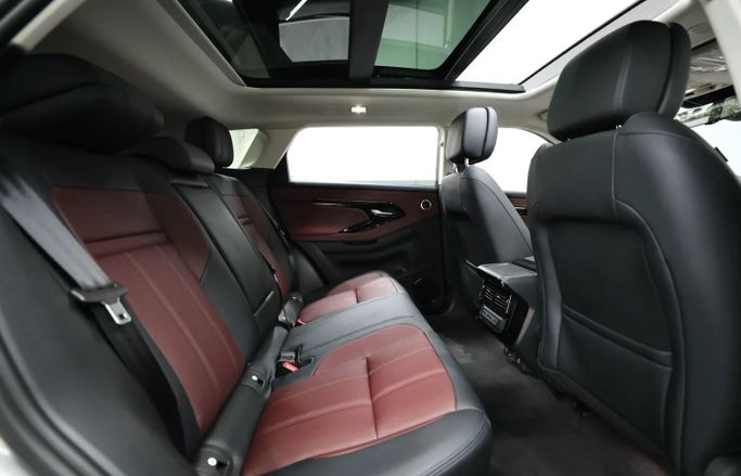 Новый Land Rover Range Rover Evoque P250 II Рестайлинг, 2.0 л, 2025 в Шардже от Al Qassem Cars Trading Бежевый цвет. Корейская | AUTO.AE