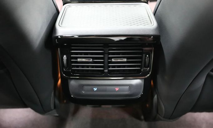 Новый Land Rover Range Rover Evoque P250 II Рестайлинг, 2.0 л, 2024 в Шардже от Al Qassem Cars Trading Серый цвет. Корейская | AUTO.AE