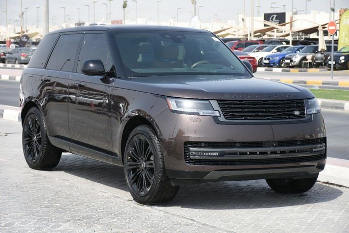 Подержанный Land Rover Range Rover P530 MHEV V, 4.4 л, 2024 в Шардже от Alfaris Used Cars Коричневый цвет.  | AUTO.AE
