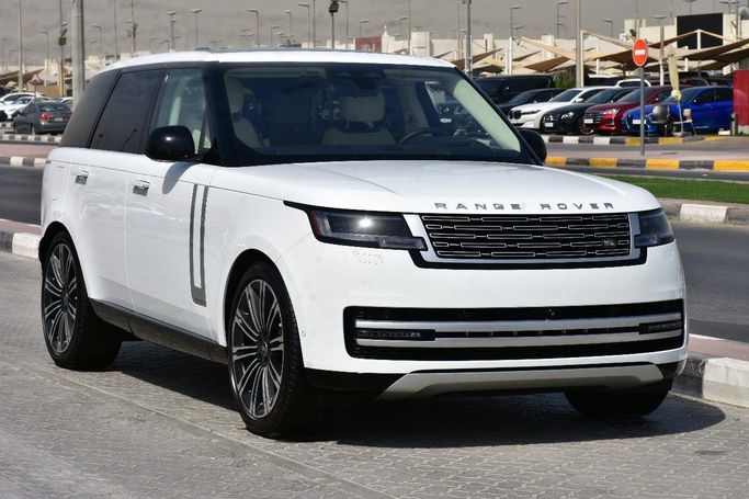Подержанный Land Rover Range Rover P530 MHEV V, 4.4 л, 2023 в Шардже от Alfaris Used Cars Белый цвет.  | AUTO.AE