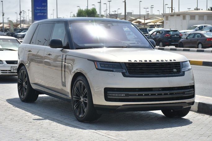 Подержанный Land Rover Range Rover P530 MHEV V, 4.4 л, 2023 в Шардже от Alfaris Used Cars Другой цвет цвет.  | AUTO.AE