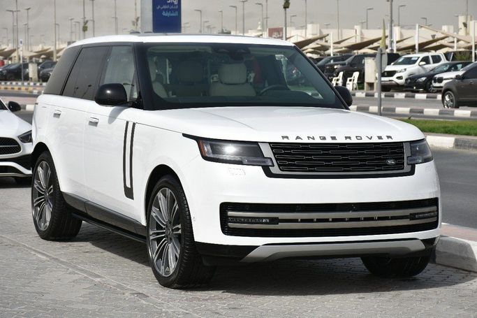 Подержанный Land Rover Range Rover P550e V, 3.0 л, 2025 в Шардже от Alfaris Used Cars Белый цвет.  | AUTO.AE