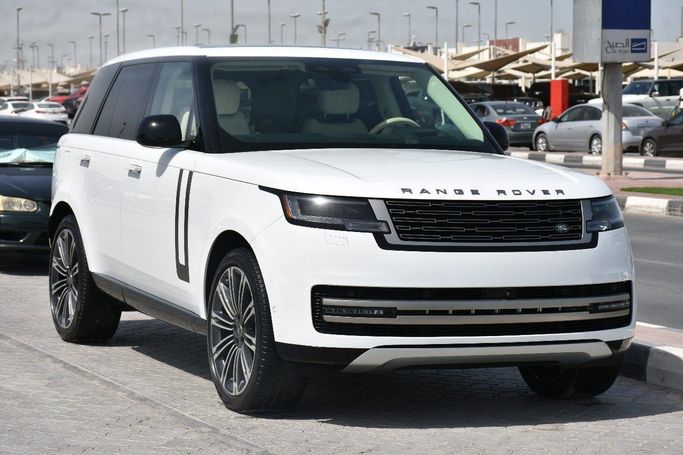 Подержанный Land Rover Range Rover P530 MHEV V, 4.4 л, 2024 в Шардже от Alfaris Used Cars Белый цвет.  | AUTO.AE