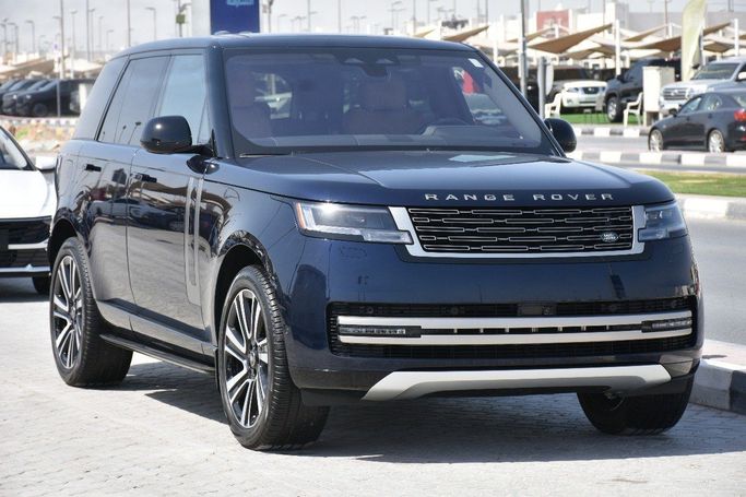 Подержанный Land Rover Range Rover P400 MHEV LONG V, 3.0 л, 2023 в Шардже от Alfaris Used Cars Синий цвет.  | AUTO.AE