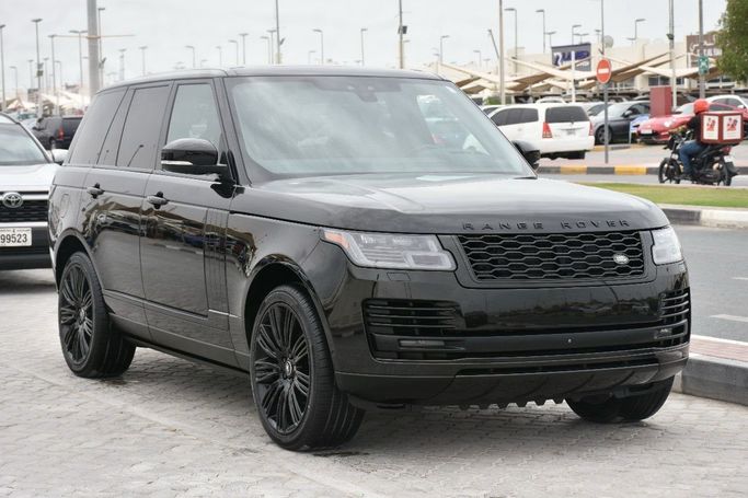 Подержанный Land Rover Range Rover IV Рестайлинг, 3.0 л, 2019 в Шардже от Alfaris Used Cars Черный цвет.  | AUTO.AE