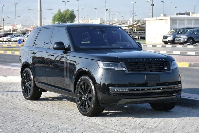 Подержанный Land Rover Range Rover P530 MHEV V, 4.4 л, 2023 в Шардже от Alfaris Used Cars Черный цвет.  | AUTO.AE