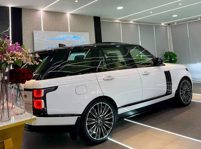 Подержанный Land Rover Range Rover IV Рестайлинг, 3.0 л, 2019 в Шардже от Ayoon Alhoot Motors Белый цвет. GCC | AUTO.AE