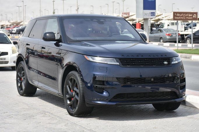 Подержанный Land Rover Range Rover Sport P400 MHEV III, 3.0 л, 2023 в Шардже от Alfaris Used Cars Синий цвет.  | AUTO.AE