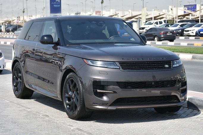 Подержанный Land Rover Range Rover Sport P400 MHEV III, 3.0 л, 2023 в Шардже от Alfaris Used Cars Коричневый цвет.  | AUTO.AE