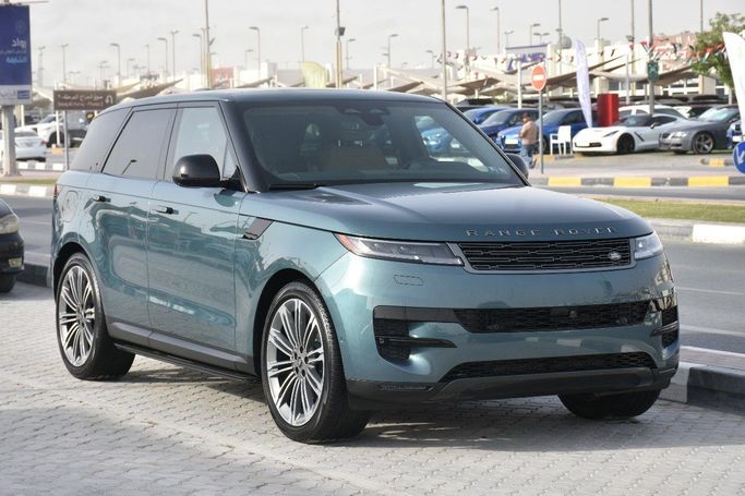Подержанный Land Rover Range Rover Sport P400 MHEV III, 3.0 л, 2024 в Шардже от Alfaris Used Cars Зеленый цвет.  | AUTO.AE