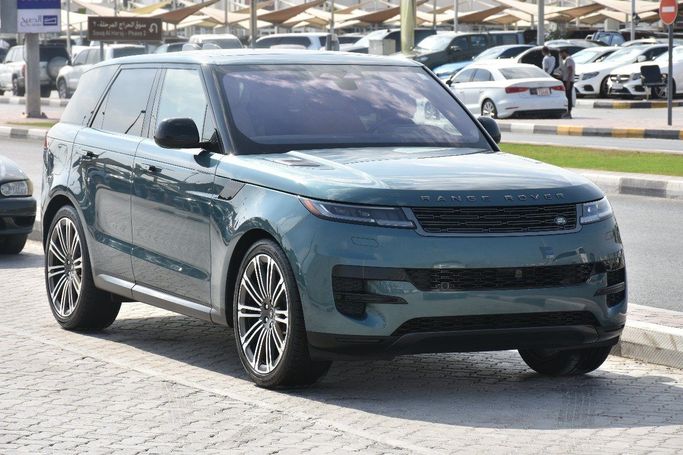 Подержанный Land Rover Range Rover Sport P400 MHEV III, 3.0 л, 2023 в Шардже от Alfaris Used Cars Зеленый цвет.  | AUTO.AE