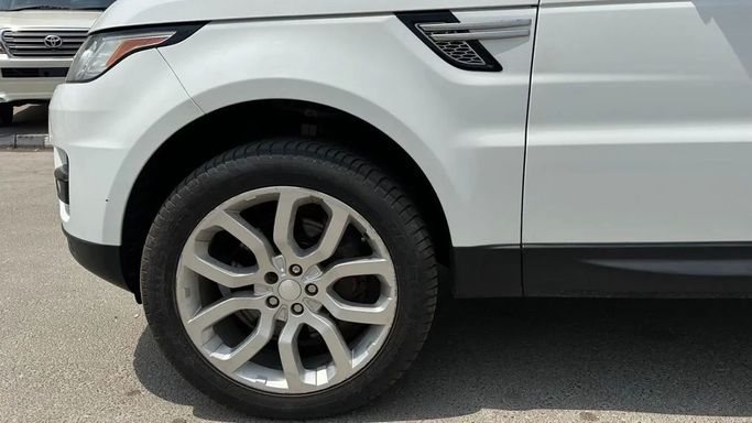 Подержанный Land Rover Range Rover Sport II Рестайлинг, 5.0 л, 2017 в Шардже от Abo Saif Белый цвет. GCC | AUTO.AE