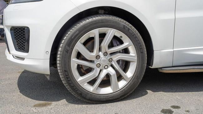 Used Land Rover Range Rover Sport II Facelift, 5.0 l, 2018 in Sharjah by Alnujoom Al Malakiah Used Cars, White color. GCC Specs | AUTO.AE