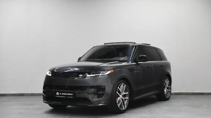 Подержанный Land Rover Range Rover Sport P400 MHEV III, 3.0 л, 2023 в Шардже от Al Qassem Cars Trading Серый цвет. Европейская | AUTO.AE