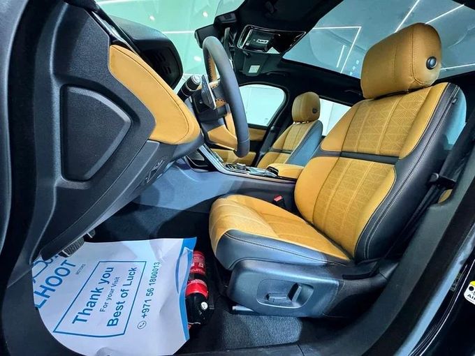 مستعملة Land Rover Range Rover Velar P250 I, 2.0 l, 2020 في في الشارقة من Ayoon Alhoot Motors، اللون أسود. مواصفات الخليج | AUTO.AE