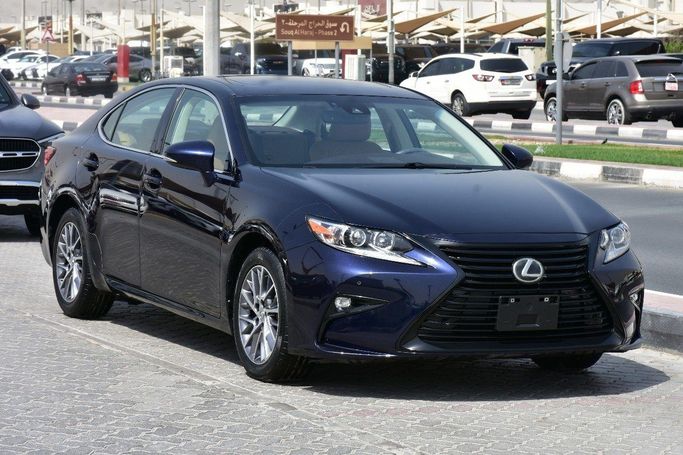 Подержанный Lexus ES 350 VI Рестайлинг, 3.5 л, 2017 в Шардже от Alfaris Used Cars Синий цвет.  | AUTO.AE