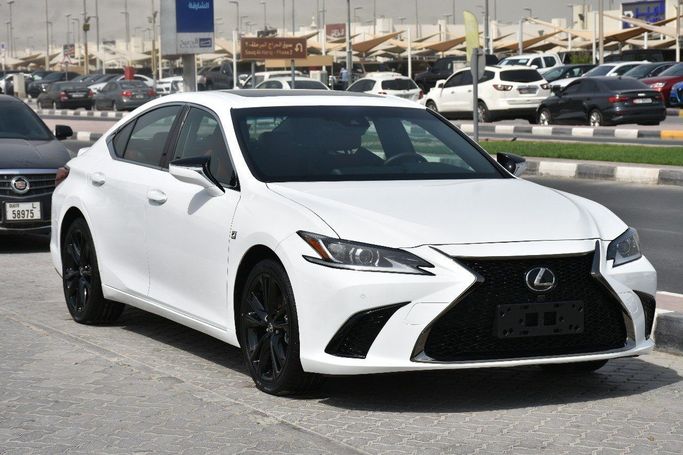 Подержанный Lexus ES 250 VII Рестайлинг, 2.5 л, 2021 в Шардже от Alfaris Used Cars Белый цвет.  | AUTO.AE
