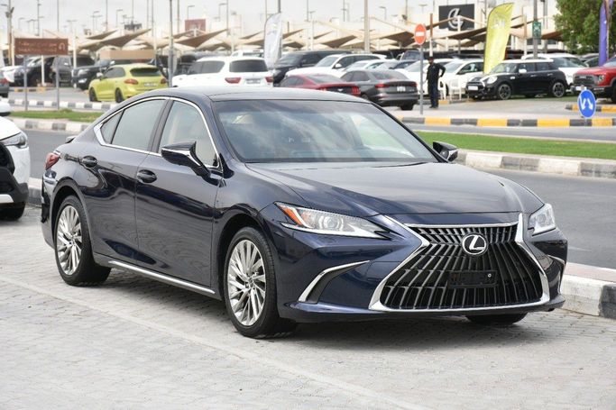 Новый Lexus ES 250 VII Рестайлинг, 2.5 л, 2023 в Шардже от Alfaris Used Cars Синий цвет.  | AUTO.AE