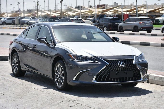 Новый Lexus ES 250 VII Рестайлинг, 2.5 л, 2023 в Шардже от Alfaris Used Cars Серый цвет.  | AUTO.AE