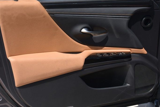 جديدة Lexus ES 250 شد الوجه السابع, 2.5 l, 2023 في في الشارقة من Alfaris Used Cars، اللون رمادي.  | AUTO.AE