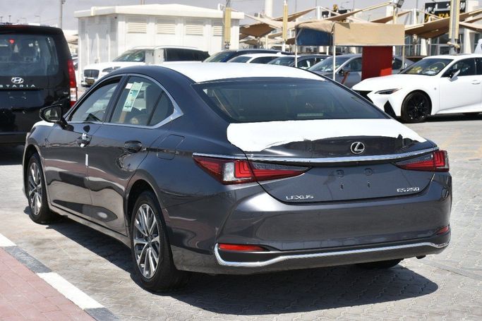 جديدة Lexus ES 250 شد الوجه السابع, 2.5 l, 2023 في في الشارقة من Alfaris Used Cars، اللون رمادي.  | AUTO.AE