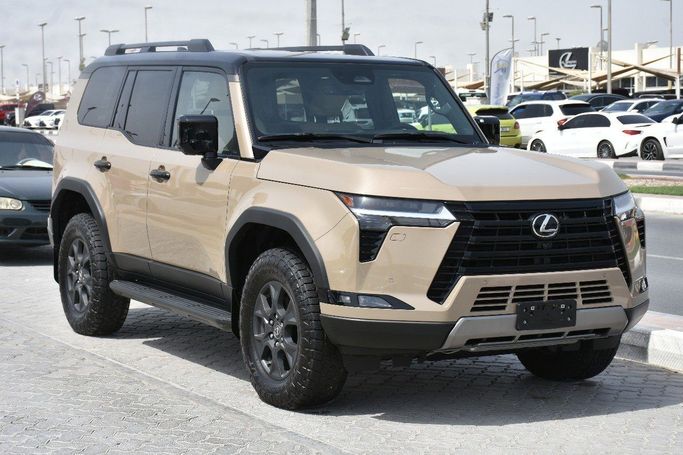 Подержанный Lexus GX 550 III, 3.4 л, 2024 в Шардже от Alfaris Used Cars Коричневый цвет.  | AUTO.AE