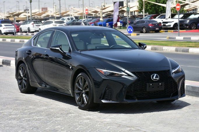 Подержанный Lexus IS 300 III Рестайлинг 2, 3.5 л, 2024 в Шардже от Alfaris Used Cars Черный цвет.  | AUTO.AE