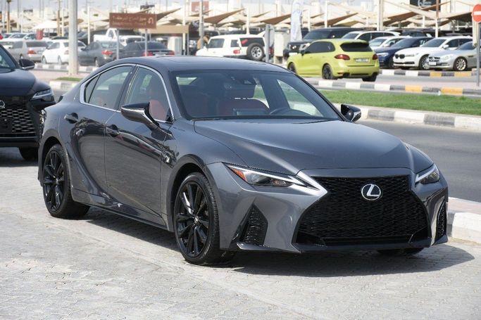 Подержанный Lexus IS 300 III Рестайлинг 2, 3.5 л, 2022 в Шардже от Alfaris Used Cars Серый цвет.  | AUTO.AE