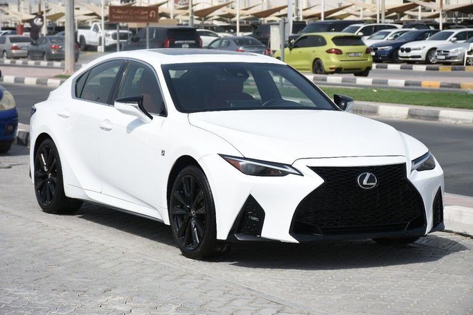 Подержанный Lexus IS 300 III Рестайлинг 2, 3.5 л, 2022 в Шардже от Alfaris Used Cars Белый цвет.  | AUTO.AE