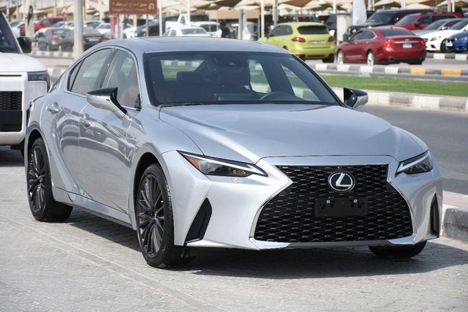 Подержанный Lexus IS 300 III Рестайлинг 2, 3.5 л, 2022 в Шардже от Alfaris Used Cars Серебристый цвет.  | AUTO.AE
