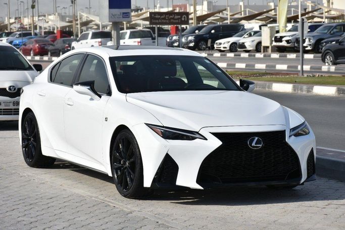 Подержанный Lexus IS 350 III Рестайлинг 2, 3.5 л, 2021 в Шардже от Alfaris Used Cars Белый цвет.  | AUTO.AE