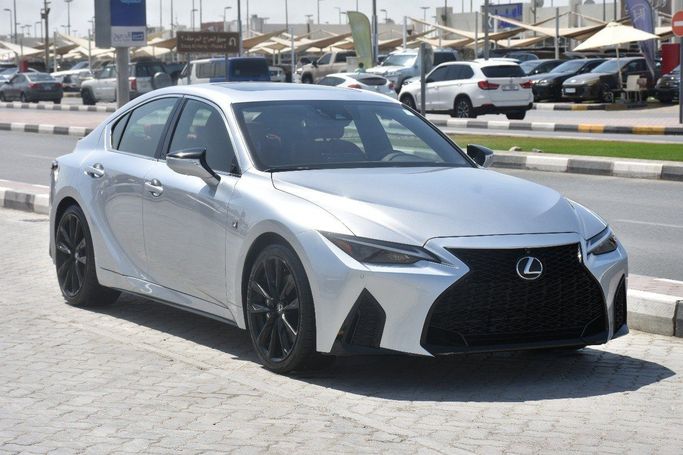 Подержанный Lexus IS 350 III Рестайлинг 2, 3.5 л, 2023 в Шардже от Alfaris Used Cars Серебристый цвет.  | AUTO.AE