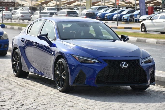 Подержанный Lexus IS 350 III Рестайлинг 2, 3.5 л, 2023 в Шардже от Alfaris Used Cars Синий цвет.  | AUTO.AE