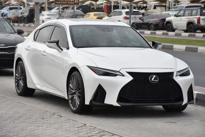 Подержанный Lexus IS 300 III Рестайлинг 2, 3.5 л, 2022 в Шардже от Alfaris Used Cars Белый цвет.  | AUTO.AE
