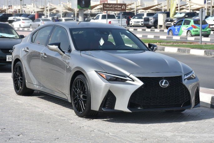 Подержанный Lexus IS 500 III Рестайлинг 2, 5.0 л, 2023 в Шардже от Alfaris Used Cars Серебристый цвет.  | AUTO.AE