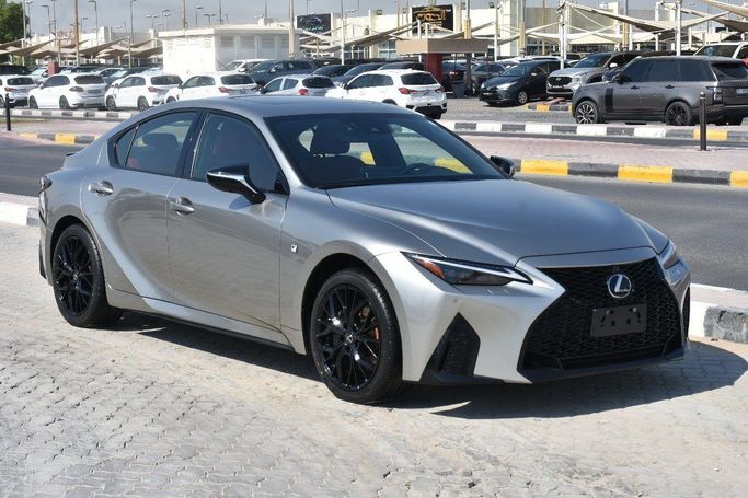 Подержанный Lexus IS 300 III Рестайлинг 2, 3.5 л, 2022 в Шардже от Alfaris Used Cars Серебристый цвет.  | AUTO.AE