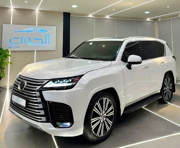 Подержанный Lexus LX 600 IV, 3.4 л, 2022 в Шардже от Ayoon Alhoot Motors Белый цвет. GCC | AUTO.AE