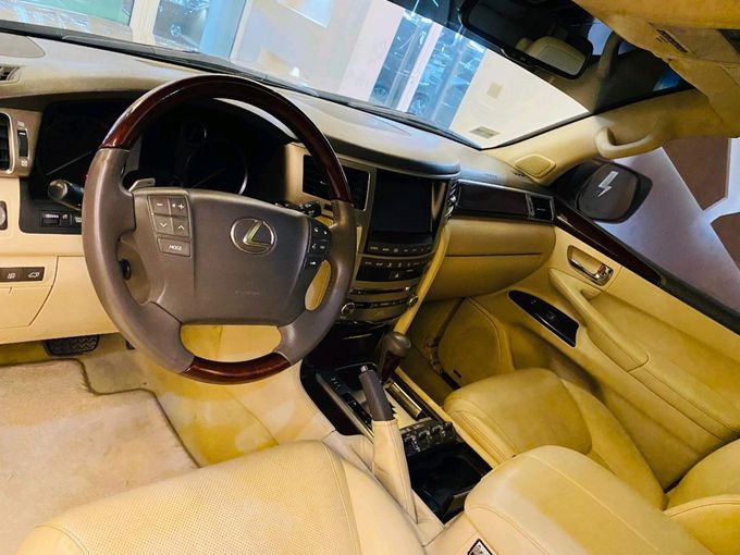 Used Lexus LX 570 III Facelift, 5.7 l, 2013 in Sharjah by Alhamoor Used Cars, Golden color. GCC Specs | AUTO.AE