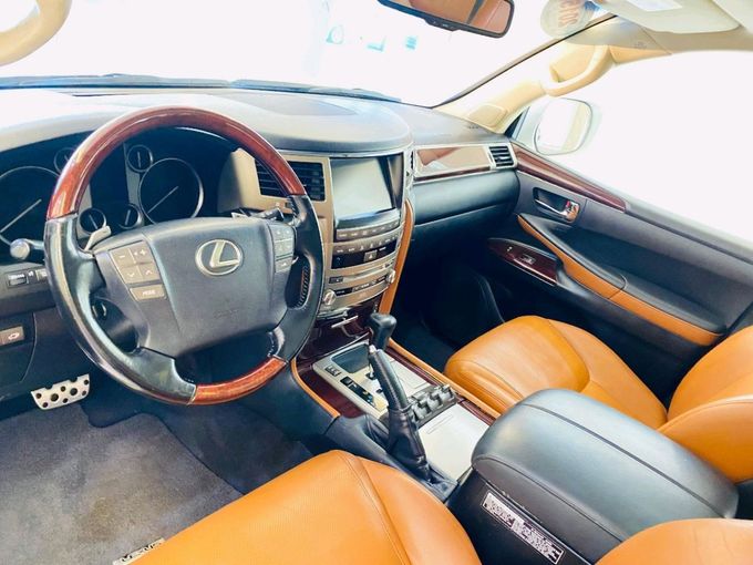 Подержанный Lexus LX 570 III Рестайлинг 2, 5.7 л, 2015 в Шардже от Alhamoor Used Cars Белый цвет. GCC | AUTO.AE