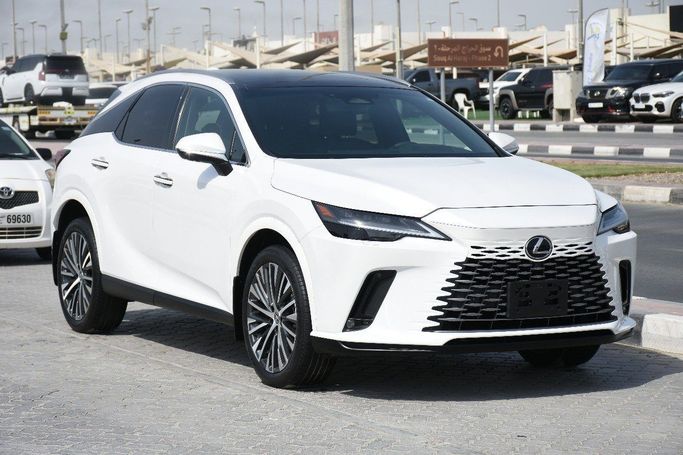 Подержанный Lexus RX 500h V, 2.4 л, 2023 в Шардже от Alfaris Used Cars Белый цвет.  | AUTO.AE